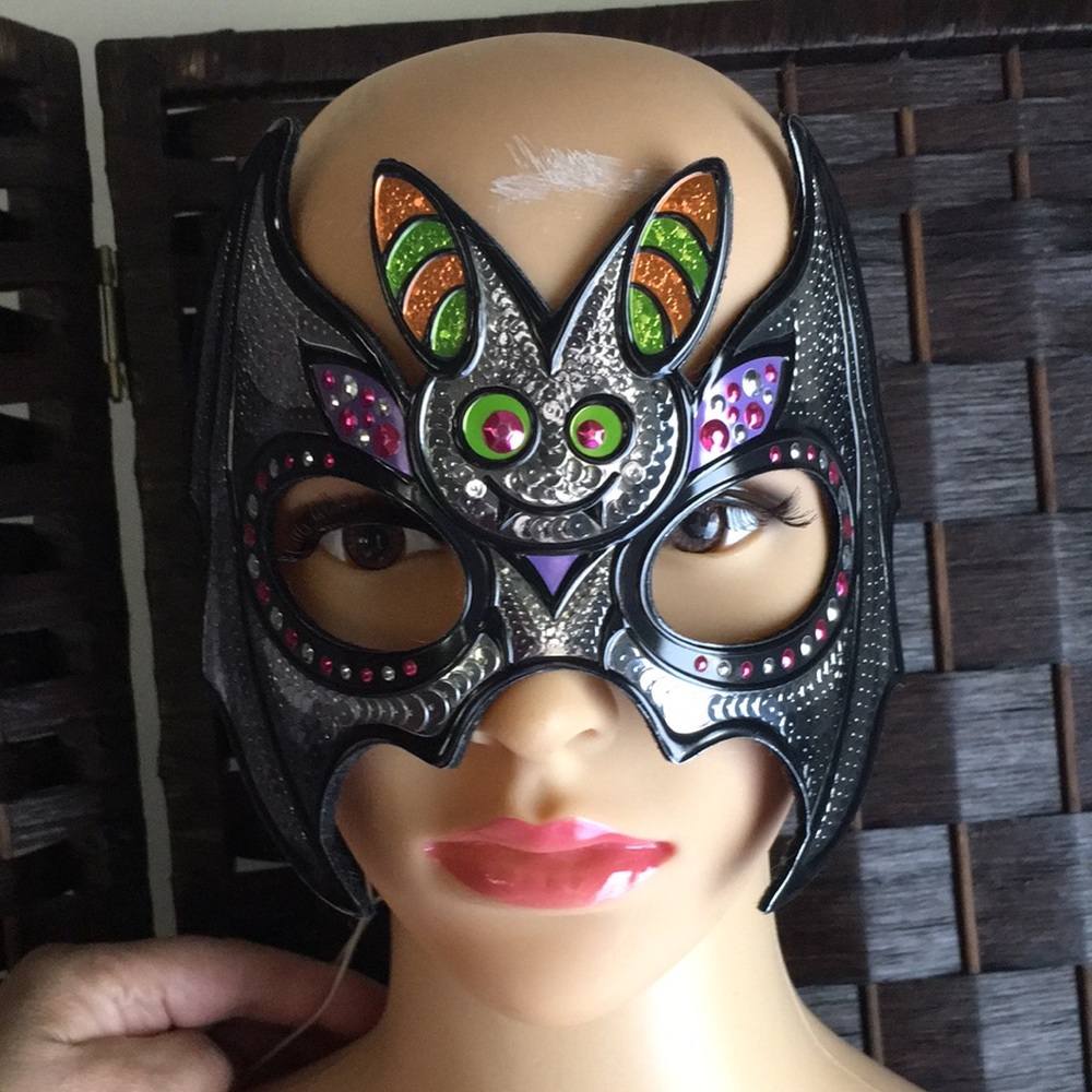 Felt back mask with cute bat design - Picture 1 of 4